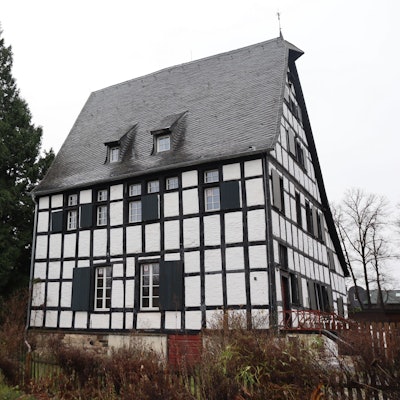 Blick auf ein großes Fachwerkhaus