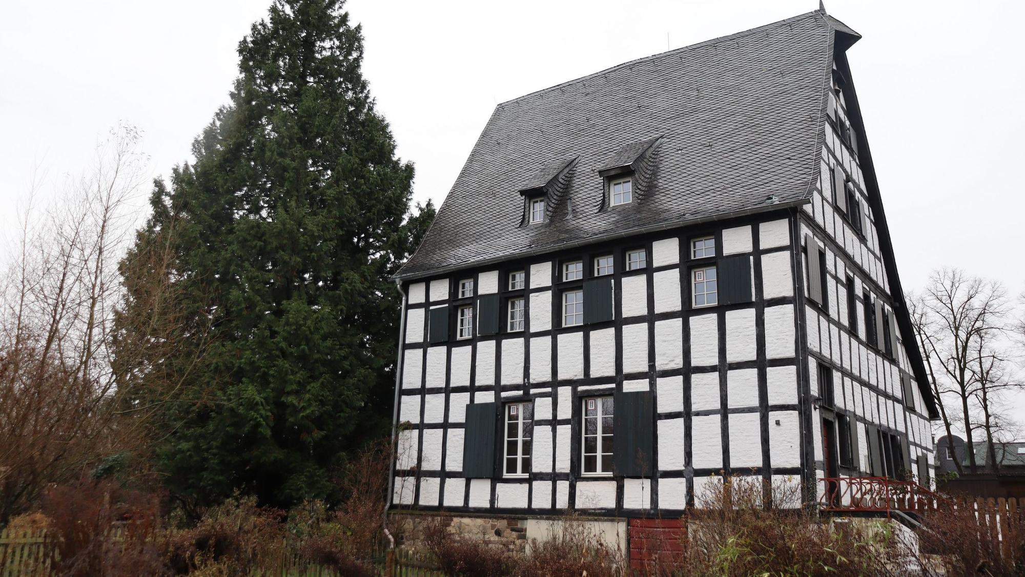 Blick auf ein großes Fachwerkhaus