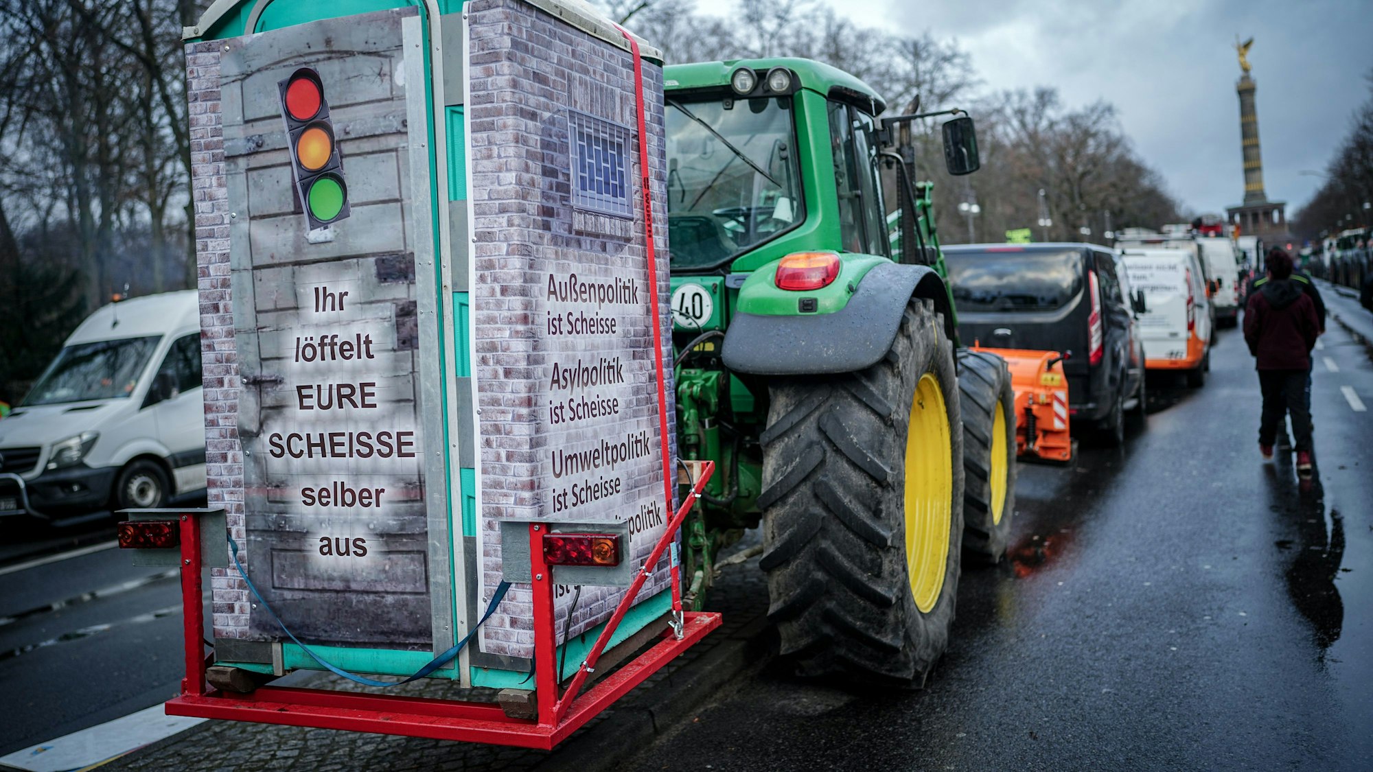 Die Botschaft dieses Landwirts an die Ampel ist auf dem Toilettenhaus deutlich zu lesen.