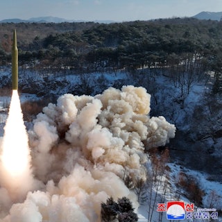 Unabhängige Journalisten hatten keinen Zugang, um über das Ereignis zu berichten, das auf diesem von der nordkoreanischen Regierung verbreiteten Bild dargestellt ist. Der Inhalt der Aufnahme kann nicht unabhängig verifiziert werden. Foto: Uncredited/KCNA/KNS/dpa - ACHTUNG: Nur zur redaktionellen Verwendung und nur mit vollständiger Nennung des vorstehenden Credits +++ dpa-Bildfunk +++