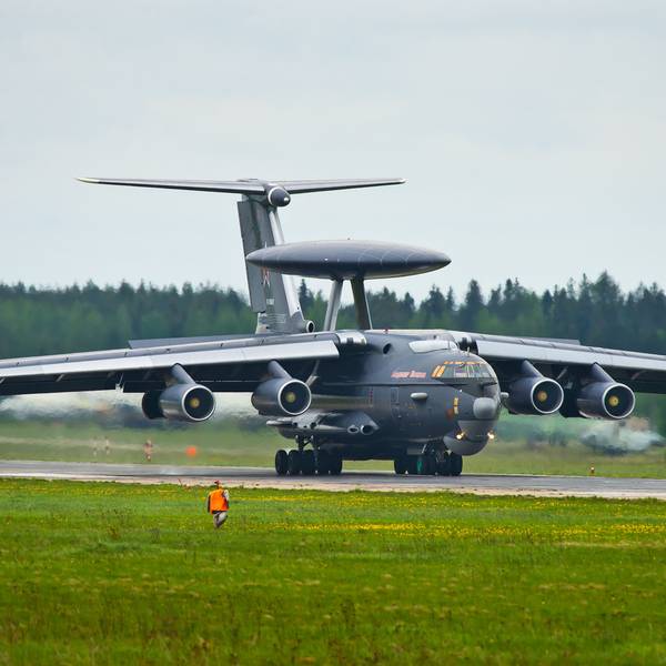 Eine russische A-50U bei der Landung. Die Ukraine meldet erneut einen Abschuss eines der teuren russischen Aufklärungsflugzeuge. (Archivbild)