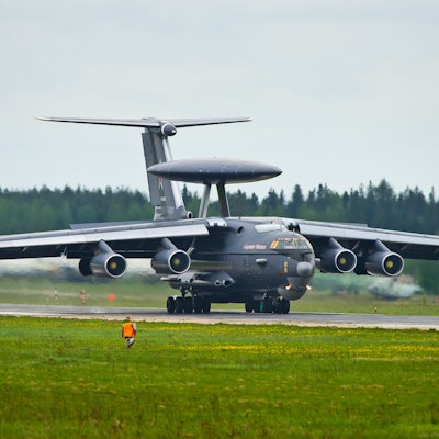 Eine russische A-50U bei der Landung. Die Ukraine meldet erneut einen Abschuss eines der teuren russischen Aufklärungsflugzeuge. (Archivbild)