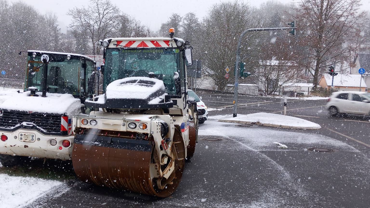 Die Dampfwalze muss schneebedingt am Zukunftsweg warten. Die Arbeiten an der Pecher Landstraße können auch dieses Mal nicht wie angekündigt stattfinden