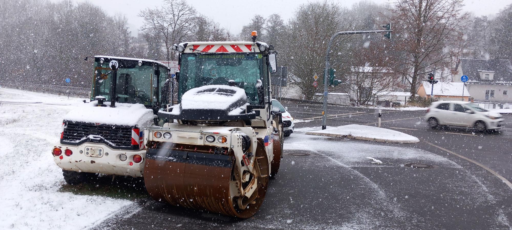 Die Dampfwalze muss schneebedingt am Zukunftsweg warten. Die Arbeiten an der Pecher Landstraße können auch dieses Mal nicht wie angekündigt stattfinden