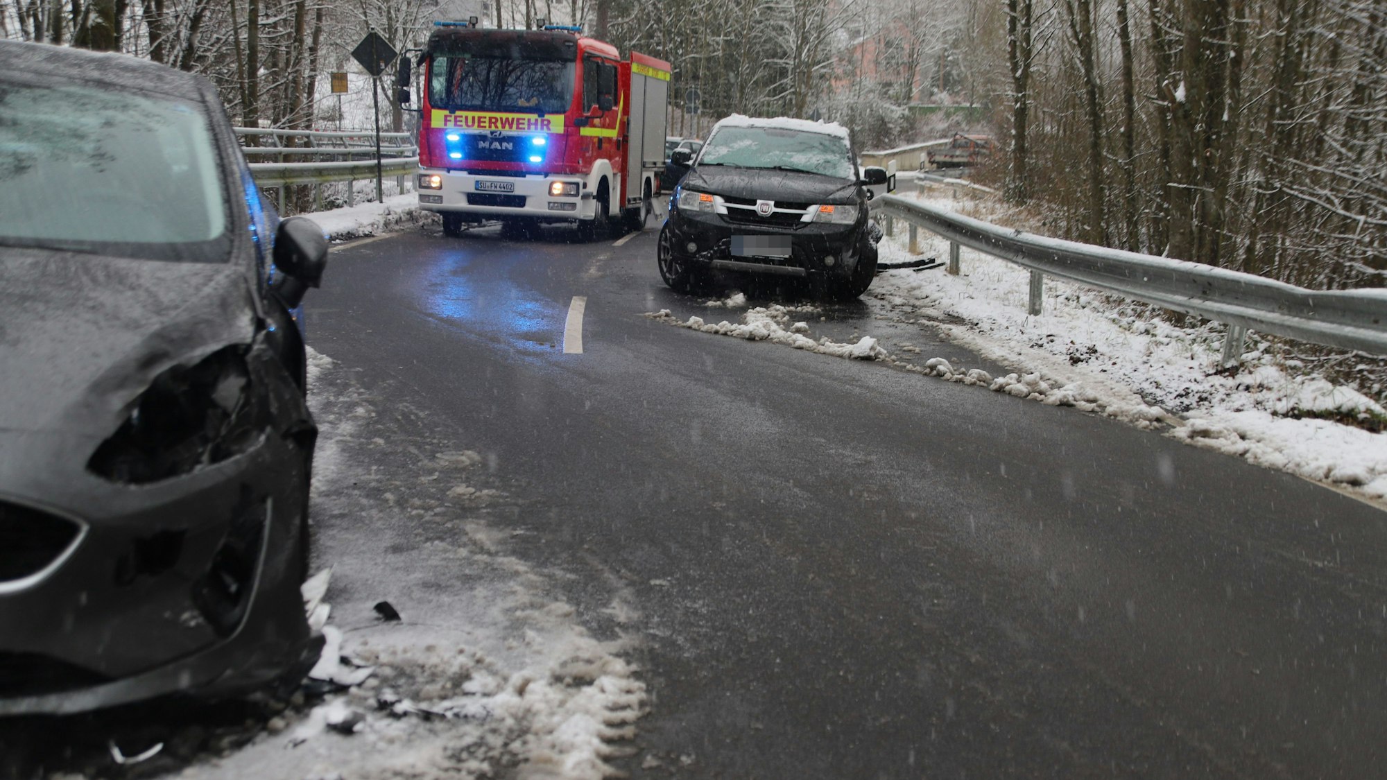 Auf der Talstraße in Mühleip stießen zwei Autos auf schneeglatter Fahrbahn gegeneinander. Die Feuerwehr streute ausgelaufene Betriebsstoffe ab und sperrte die Straße ab.