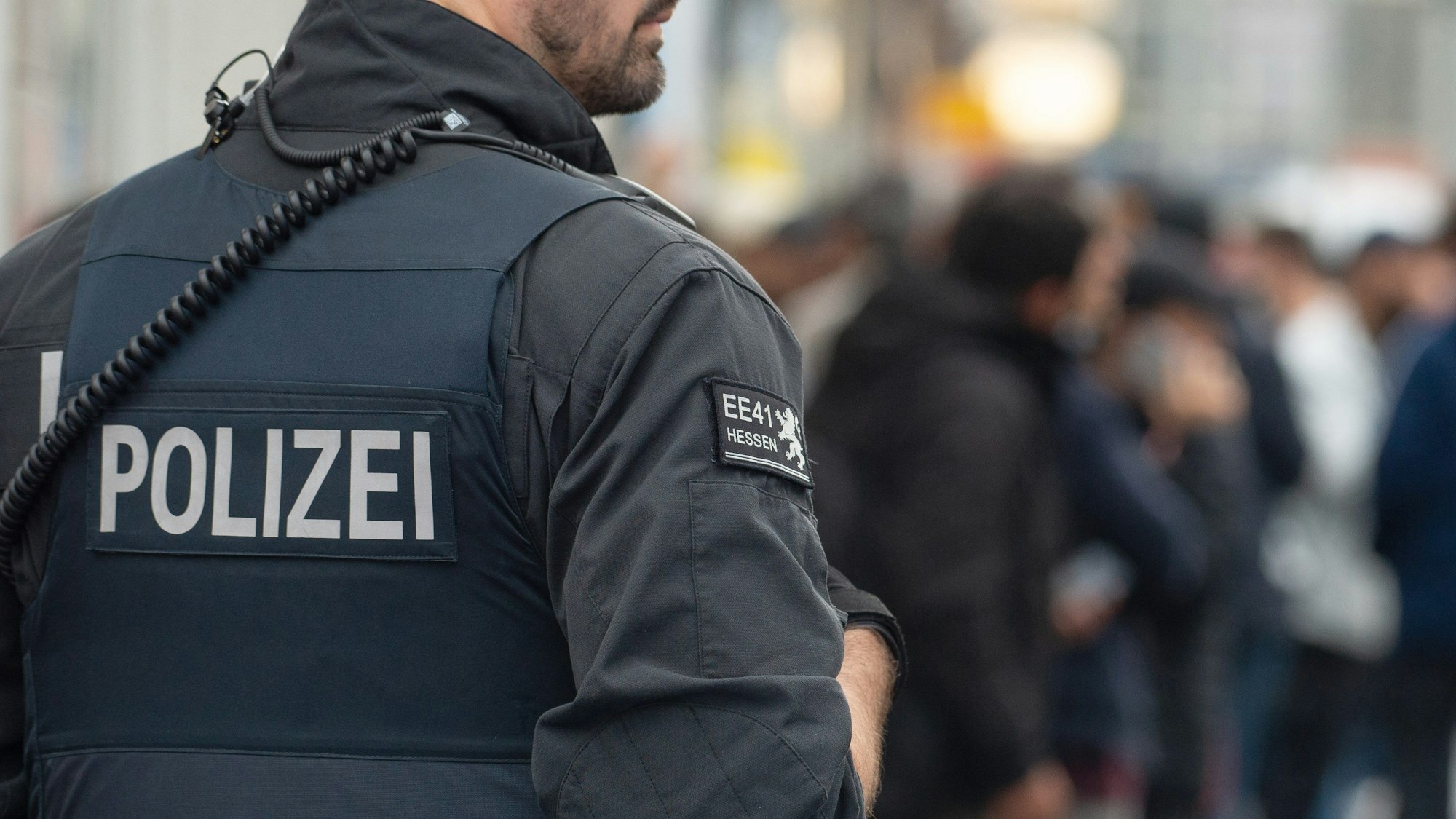 ARCHIV - 27.05.2019, Hessen, Kassel: Ein Polizist im Einsatz während einer Razzia. (Symbolbild zu «Minister: Kulturwandel in der Polizei ist eine «Daueraufgabe»») Foto: Swen Pförtner/dpa +++ dpa-Bildfunk +++
