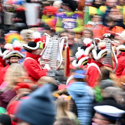Ein Spielmannszug nimmt am Festumzug teil.