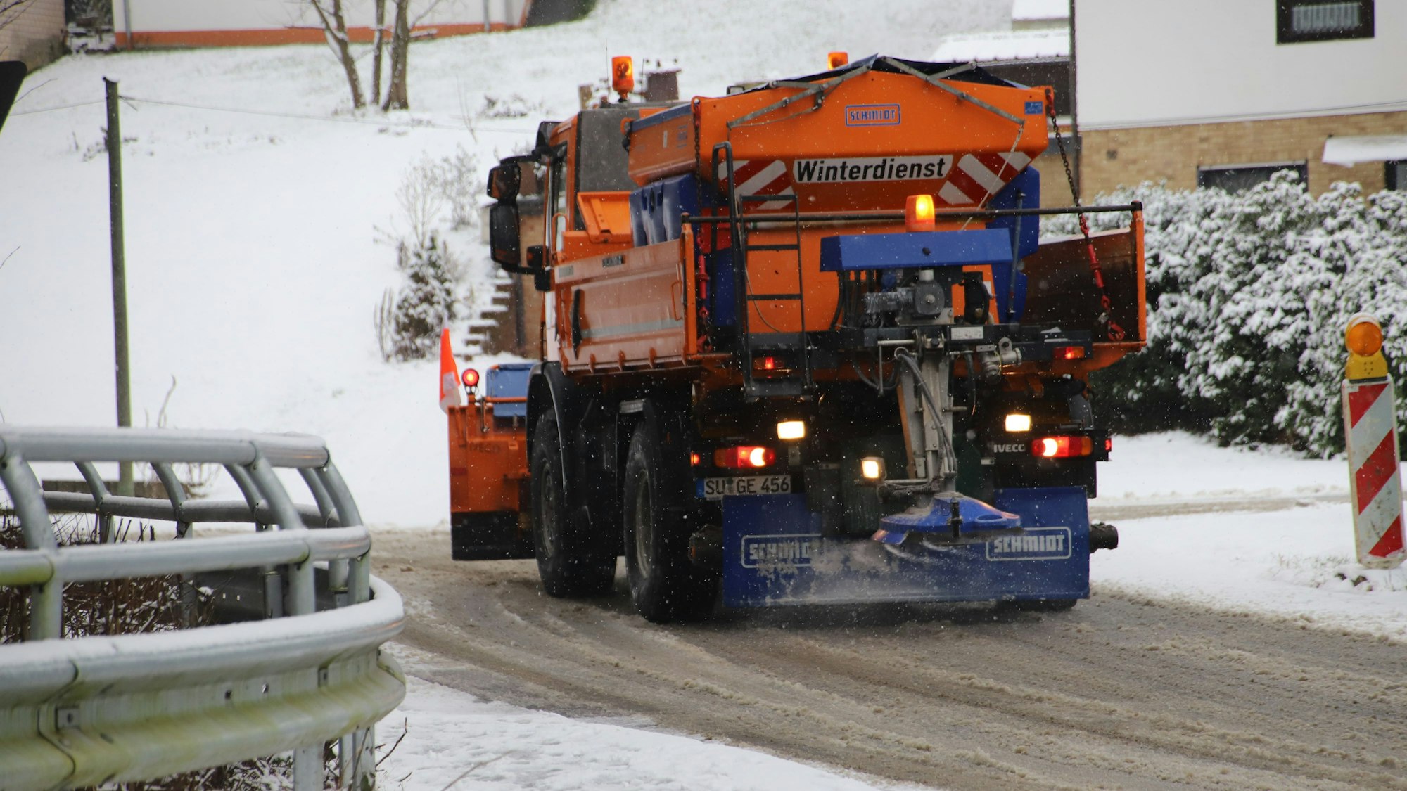 Die Winterdienste waren im Dauereinsatz, hier streut ein Fahrzeug Nebenstraßen ab.