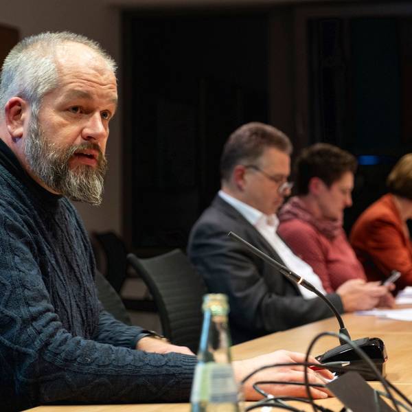 Alexander Neubauer berichtet in einem städtischen Ausschuss über seine Arbeit.