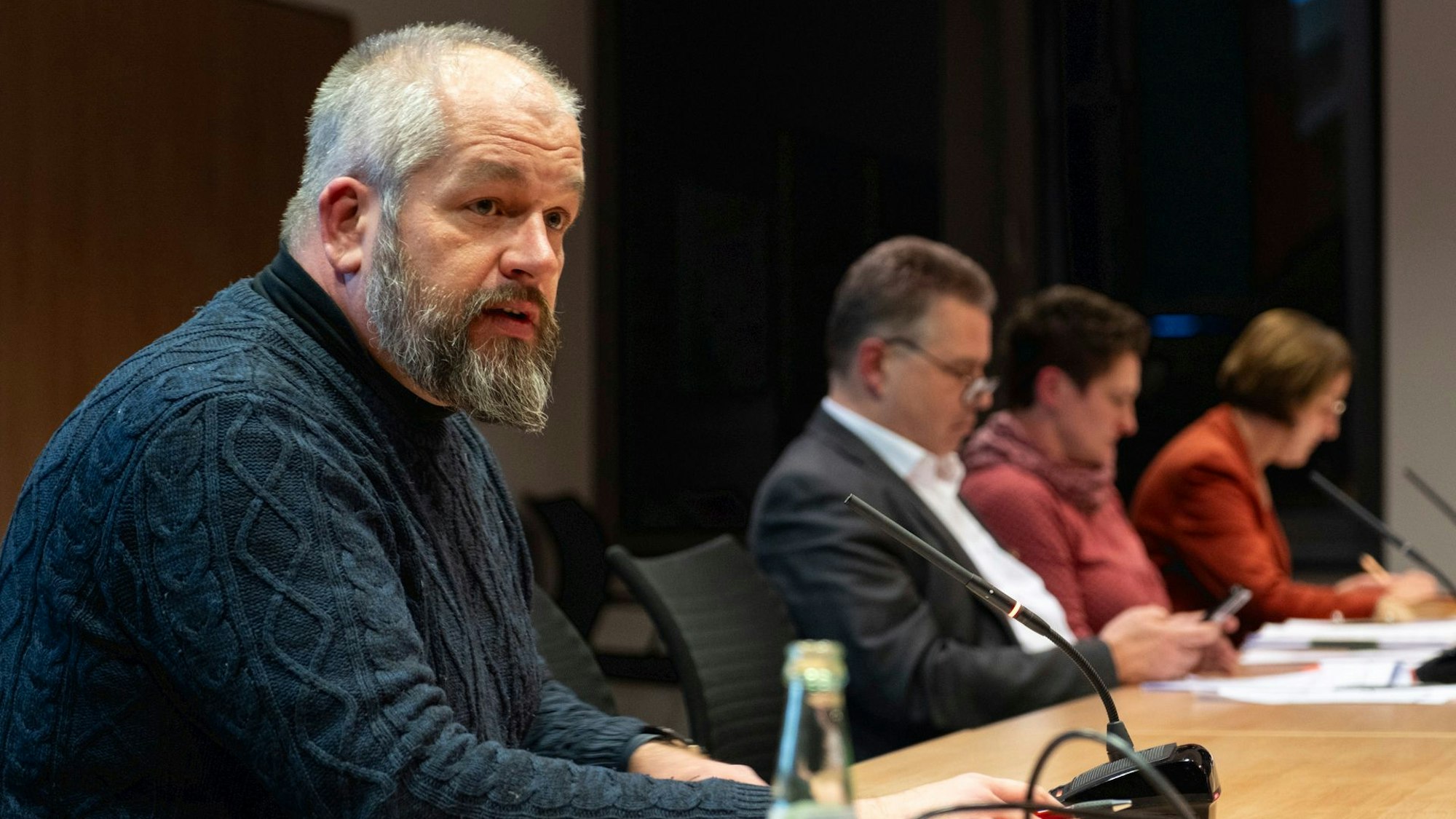 Alexander Neubauer berichtet in einem städtischen Ausschuss über seine Arbeit.