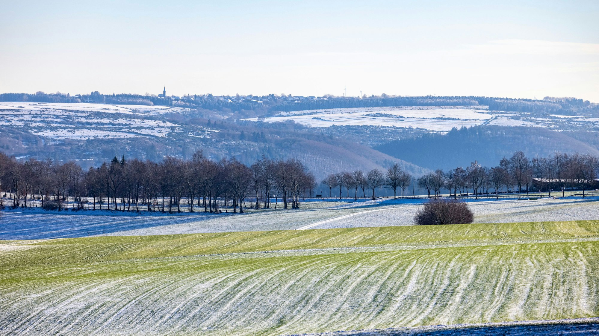 Simmerath: Blick auf die leicht verschneite Eifel von Simmerath aus.