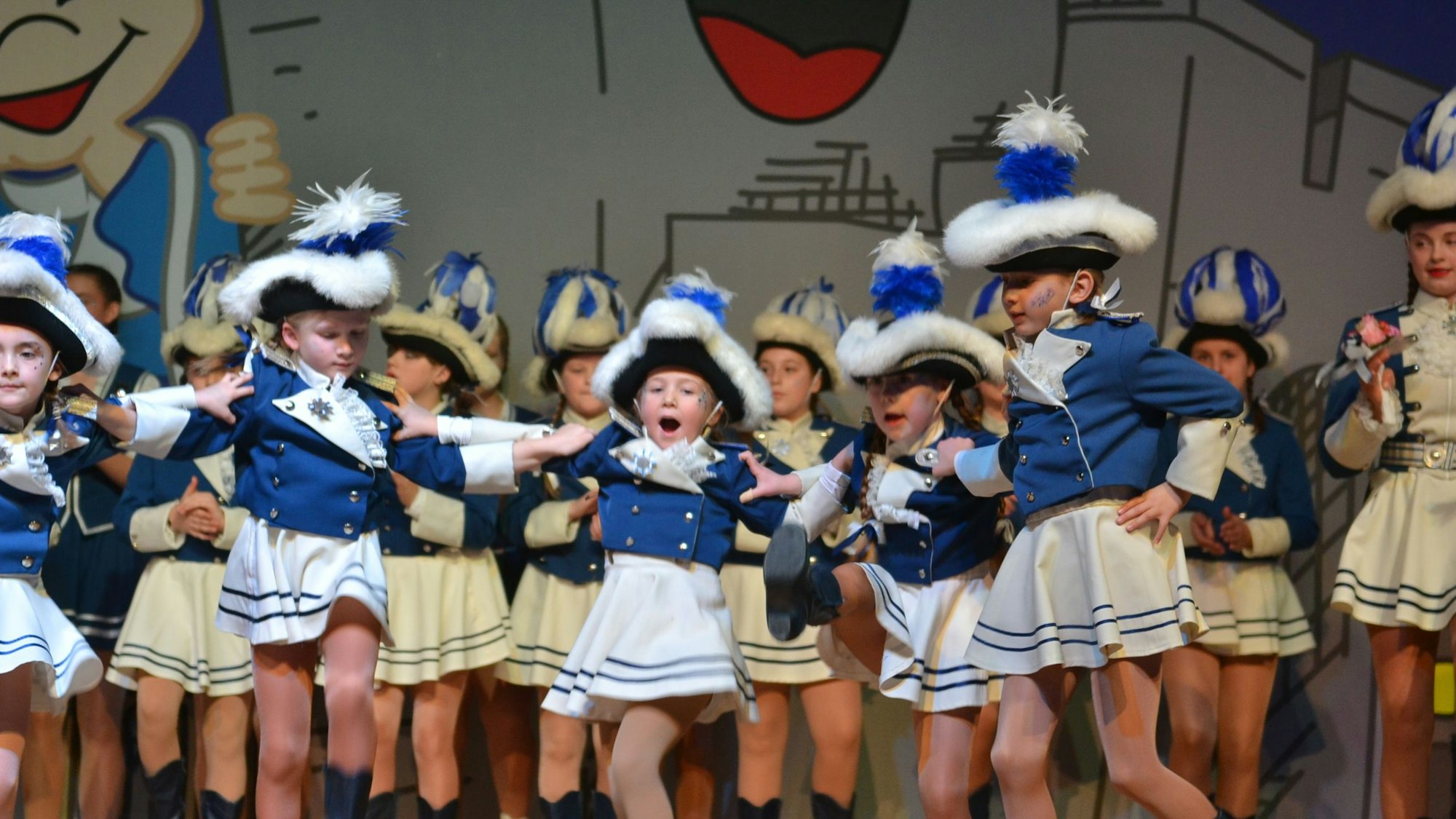 Der Tanznachwuchs der Blauen Funken auf der Bühne. Die Kinder tragen blau-weiße Kostüme.