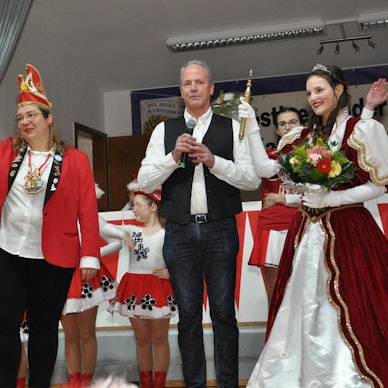 Die Kaller Jugendprinzessin Larissa I. (Mertens) steht in einem langen, rot-weißen Kleid auf der Bühne.