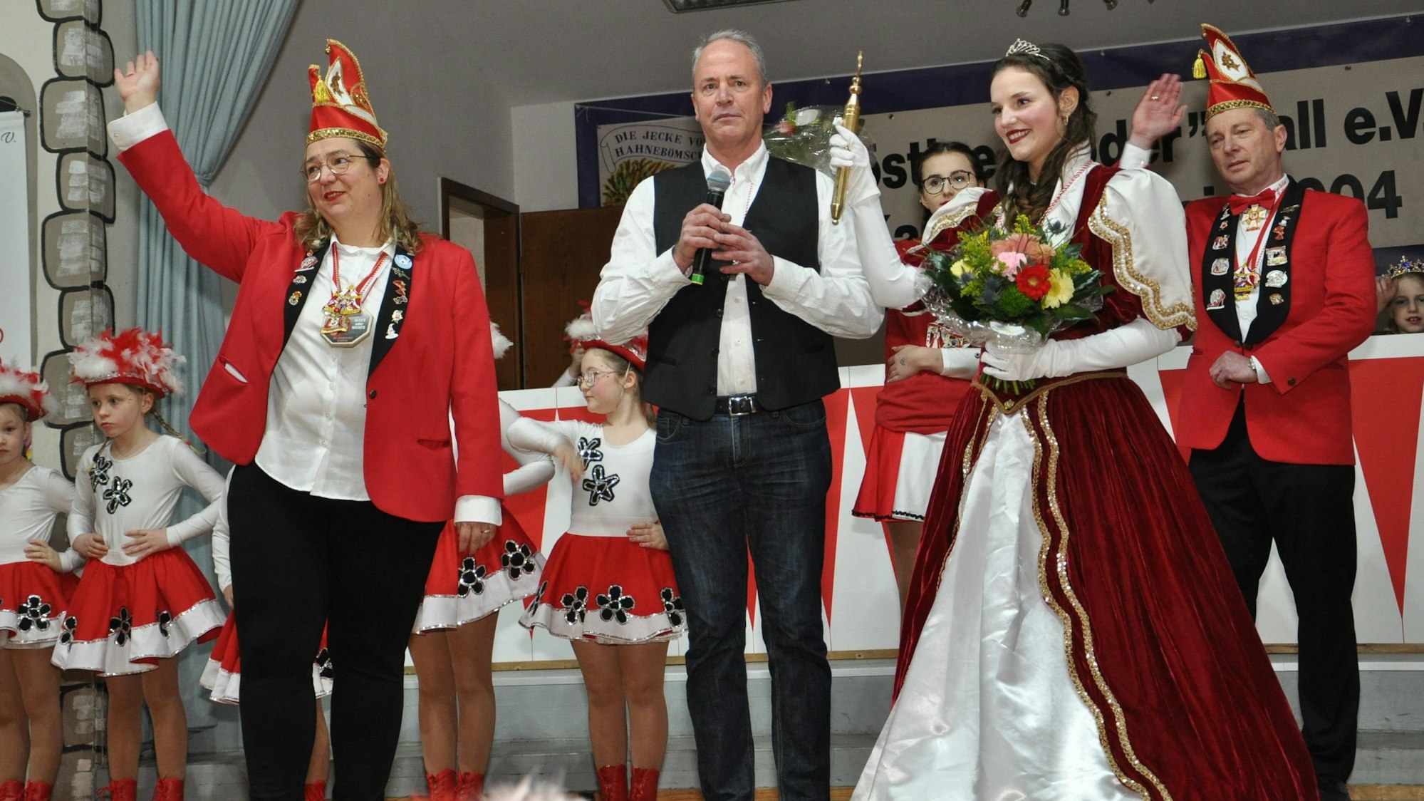 Die Kaller Jugendprinzessin Larissa I. (Mertens) steht in einem langen, rot-weißen Kleid auf der Bühne.