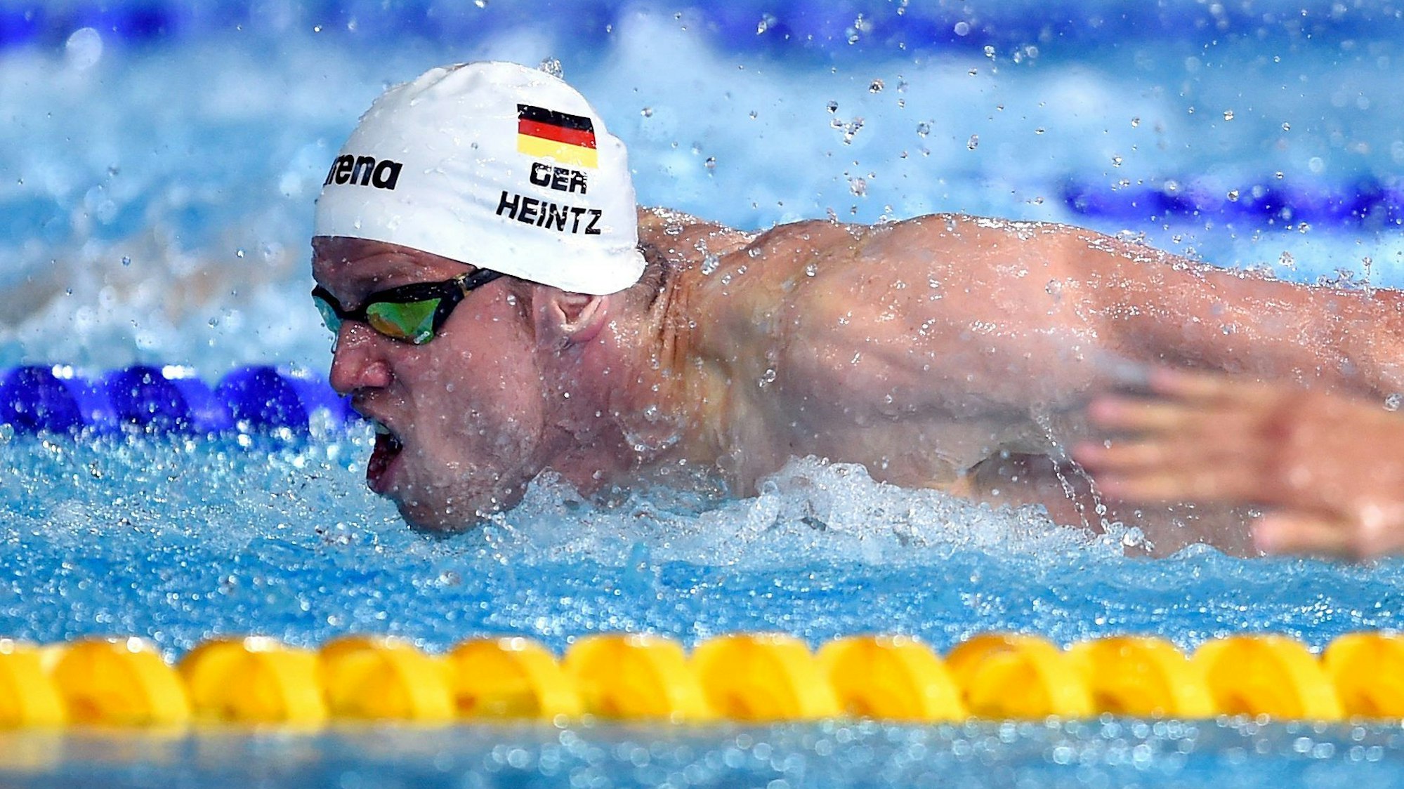 Das Bild zeigt den Schwimmer Philip Heintz aus Deutschland in der Disziplin 100 Meter Schmetterling.