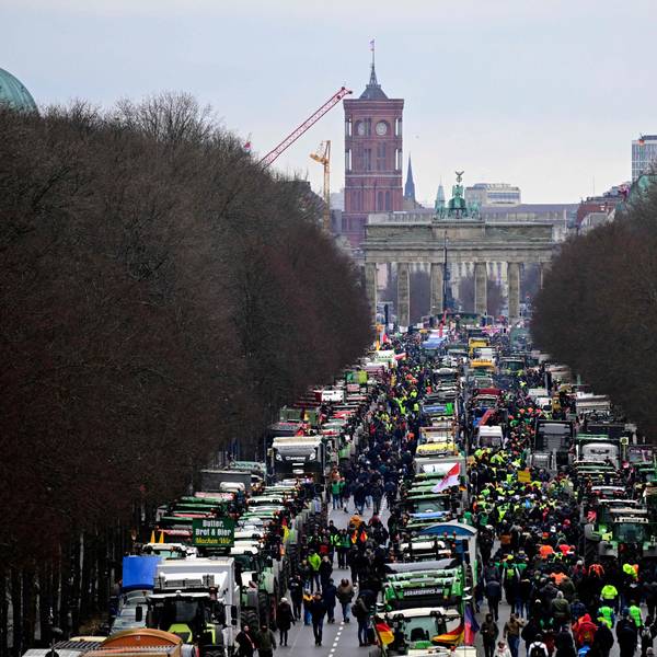 Traktoren und Lastwagen stehen vor dem Wahrzeichen Berlins, dem Brandenburger Tor. Im Hintergrund ist das Rote Rathaus der deutschen Hauptstadt zu sehen, während Landwirte und Lkw-Fahrer am 15. Januar 2024 in Berlin protestieren.
