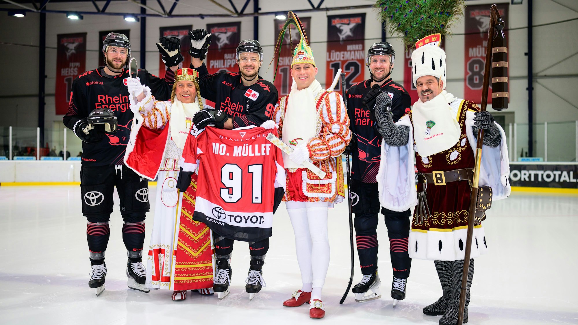 Am Wochenende begaben sich Prinz Sascha I., Bauer Werner und Jungfrau Frieda mit den Kölner Haien aufs Eis. Den Prinz plagt zu Wochenbeginn eine schwere Erkältung, die Jungfrau erlitt bei einem der vielen Auftritte einen Muskelfaserriss im Becken.
