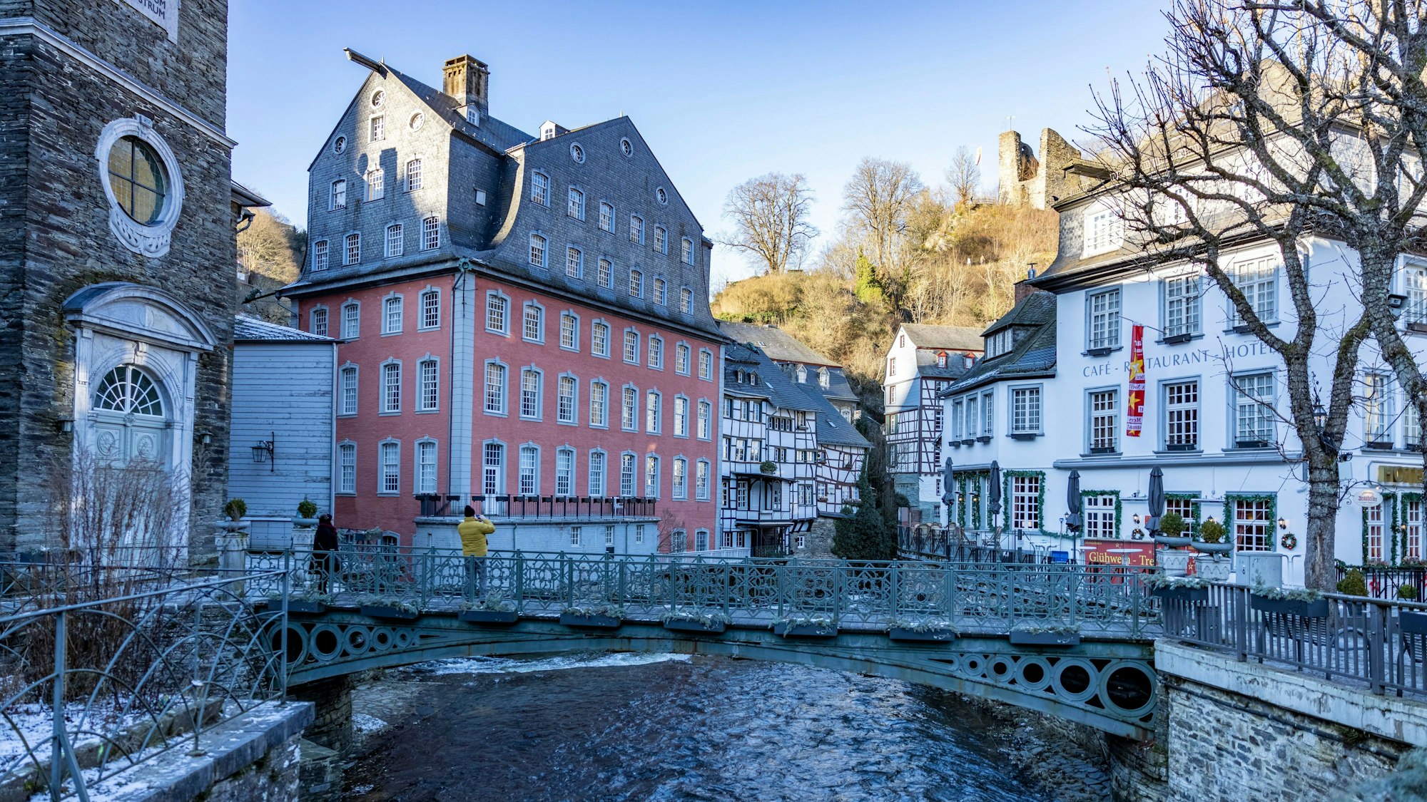 Monschau: Touristen stehen auf einer Brücke vor dem sogenannten „Roten Haus“ in Monschau.