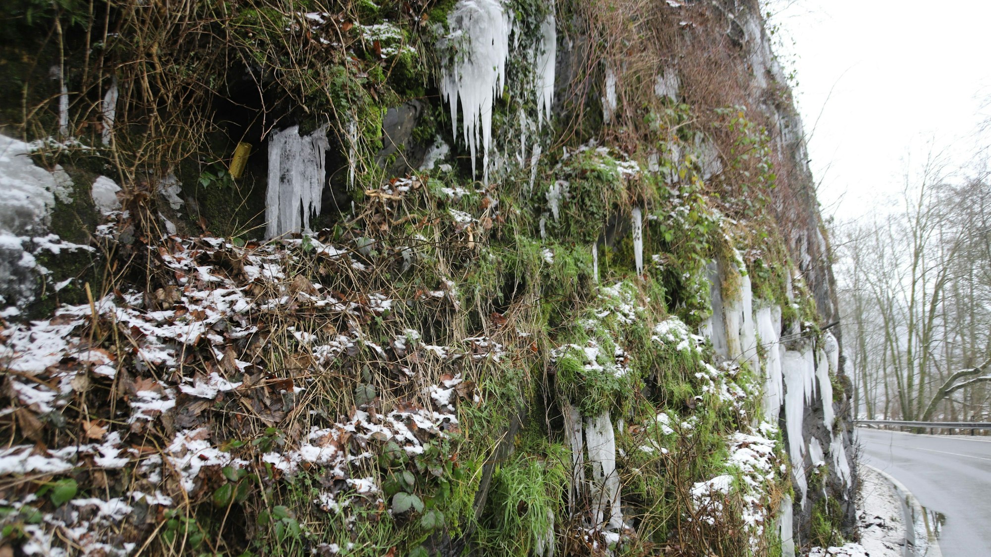 Im Siegtal hängen an der Landstraße 333 Eiszapfen in der Felswand.