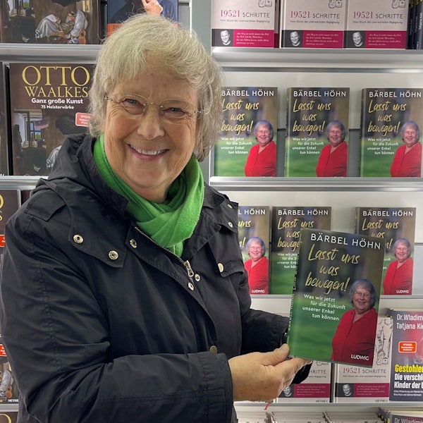 Auf dem Bild ist Bärbel Höhn vor ihrem Buch zu sehen.