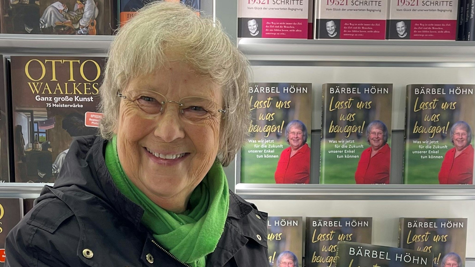 Auf dem Bild ist Bärbel Höhn vor ihrem Buch zu sehen.