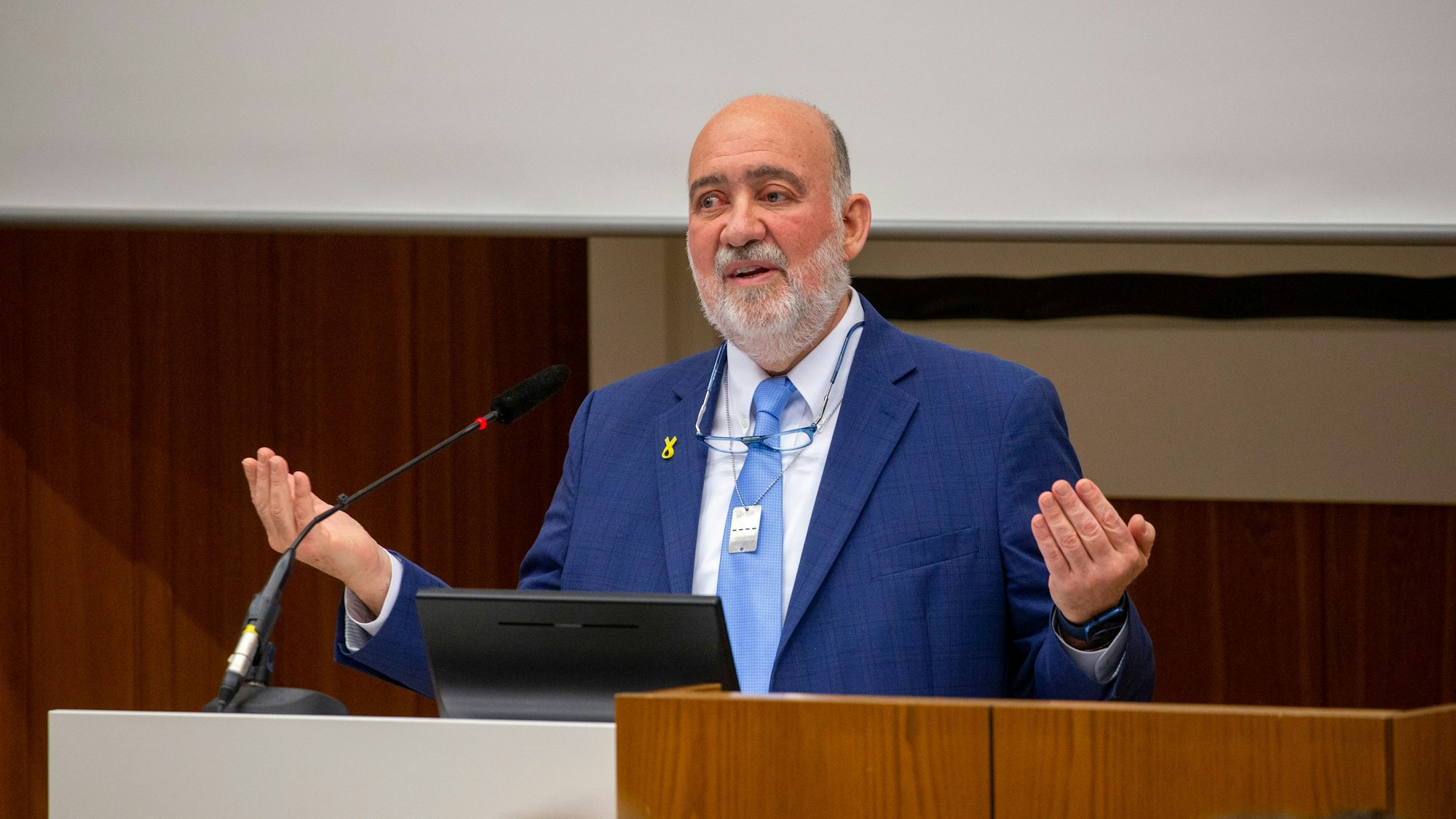 Der israelische Botschafter Ron Prosor am Rednerpult.