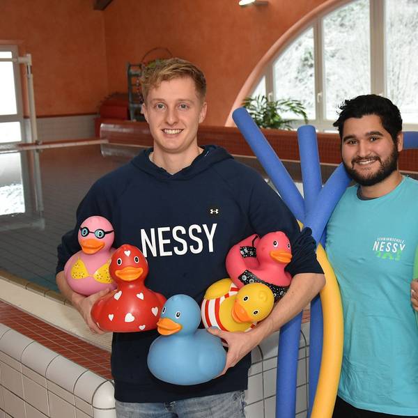 Zwei Männer vor einem Schwimmbecken
