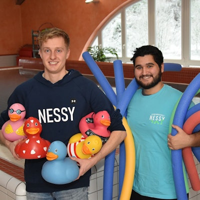 Zwei Männer vor einem Schwimmbecken