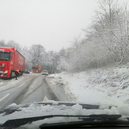 Nichts geht mehr: Wie hier auf der Straße Wolfschlade in Lindlar blieben viele Lkw an den Steigungen hängen.