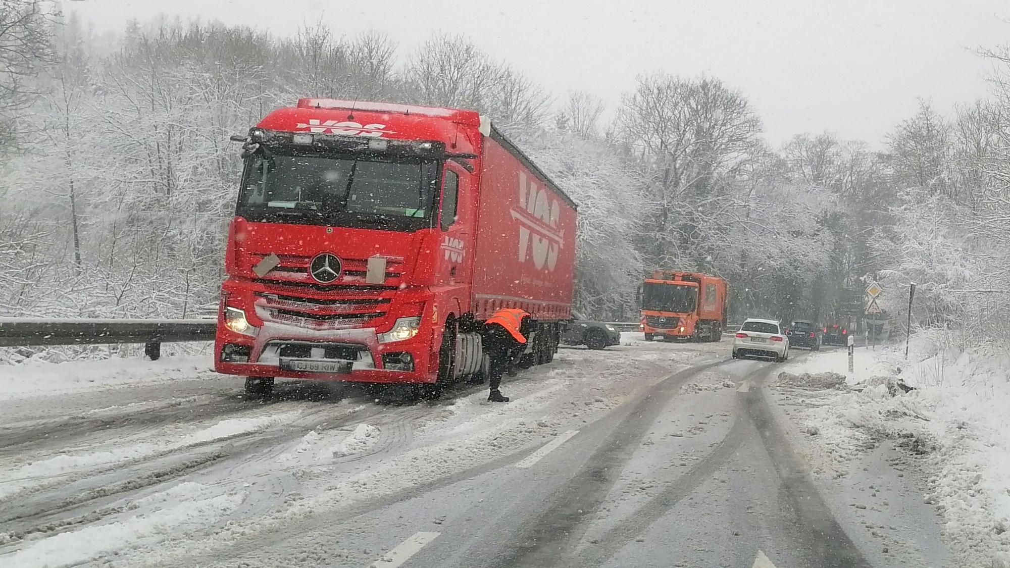 Nichts geht mehr: Wie hier auf der Straße Wolfschlade in Lindlar blieben viele Lkw an den Steigungen hängen.