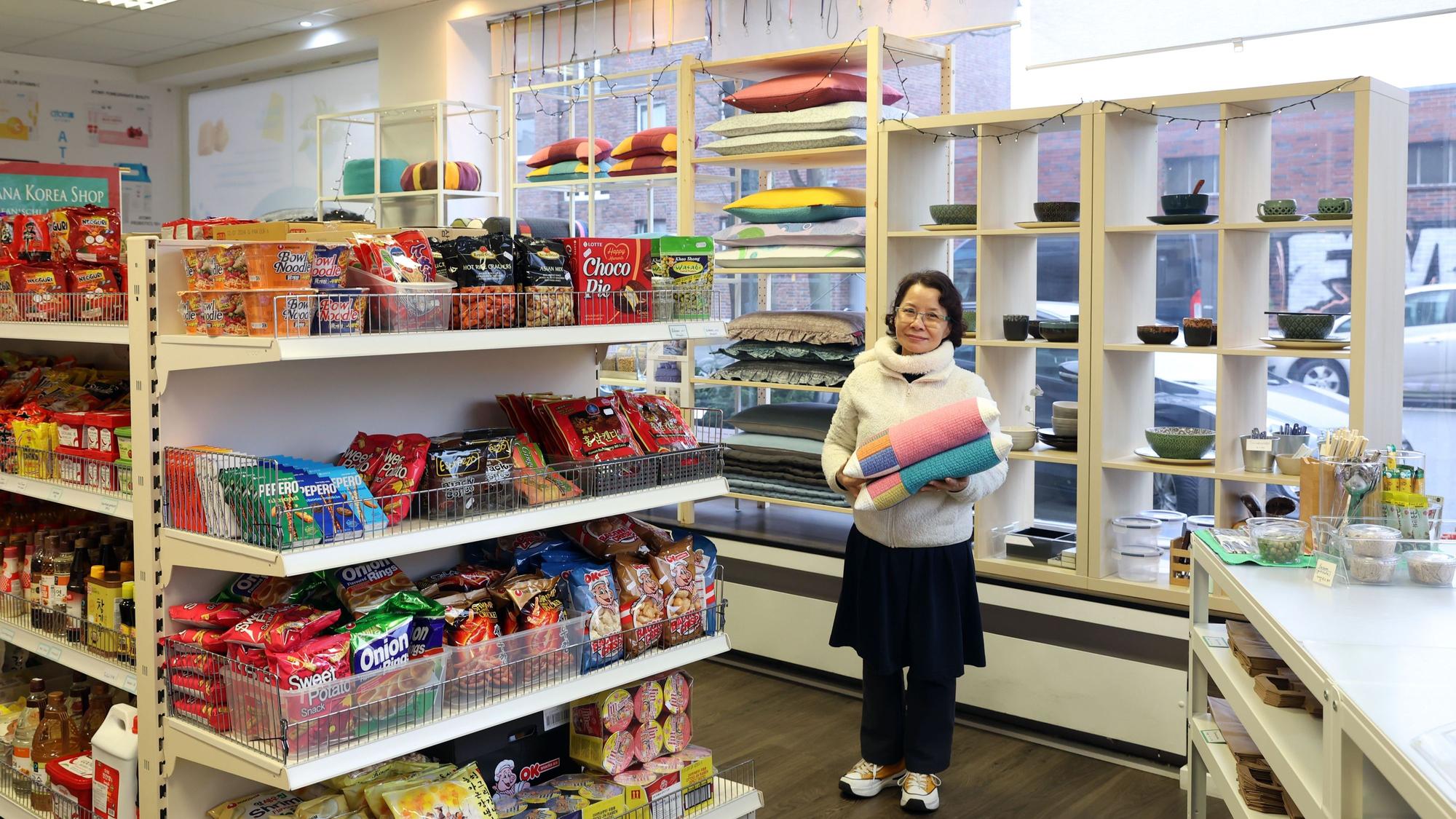 Besitzerin Hae Keong Park mit ihren selbsthergestellten Kissen im „Hana Korea Shop“