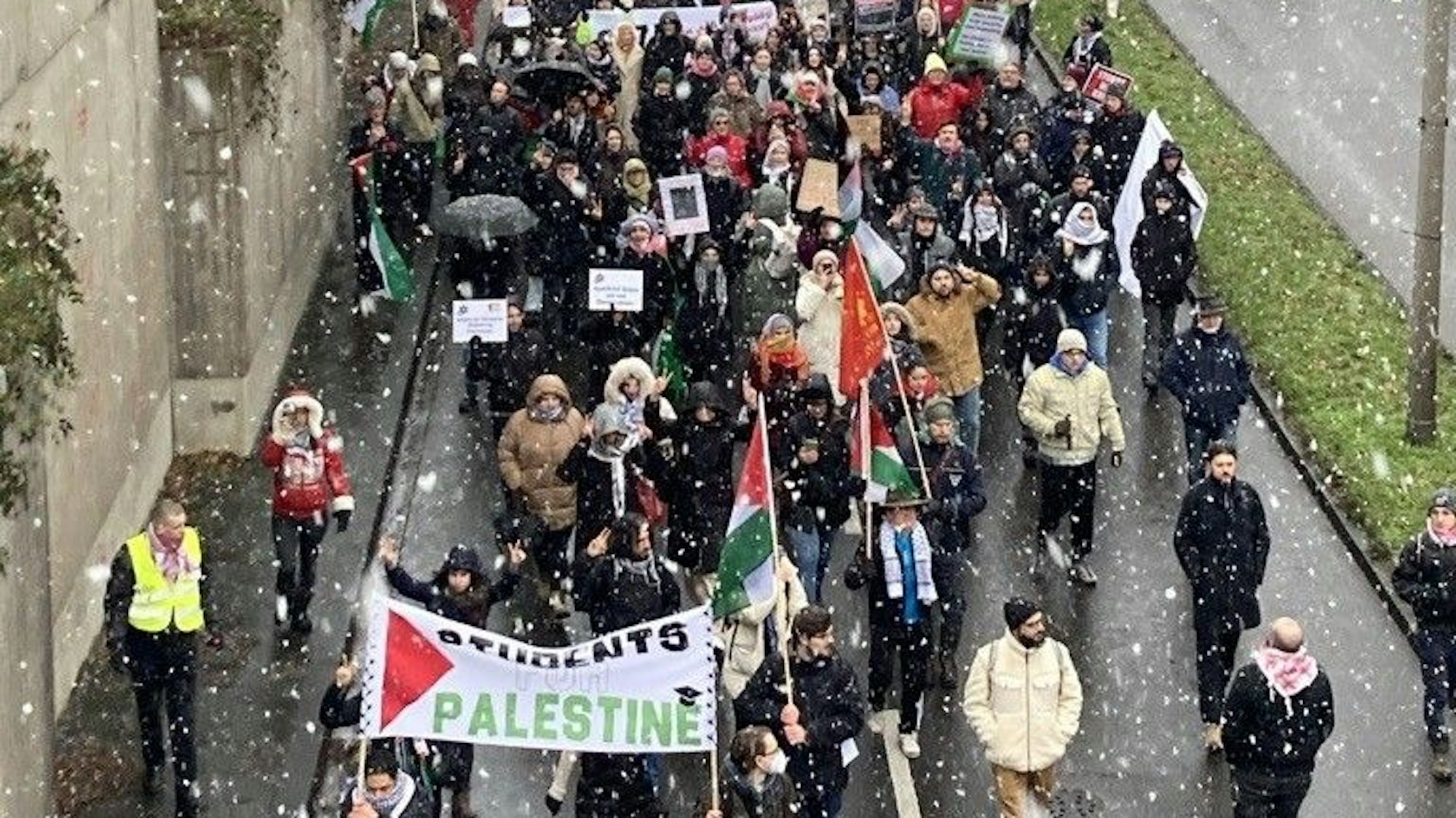 An einer Protestdemonstration „Pro Palästina“ beteiligten sich etwa 80 Personen