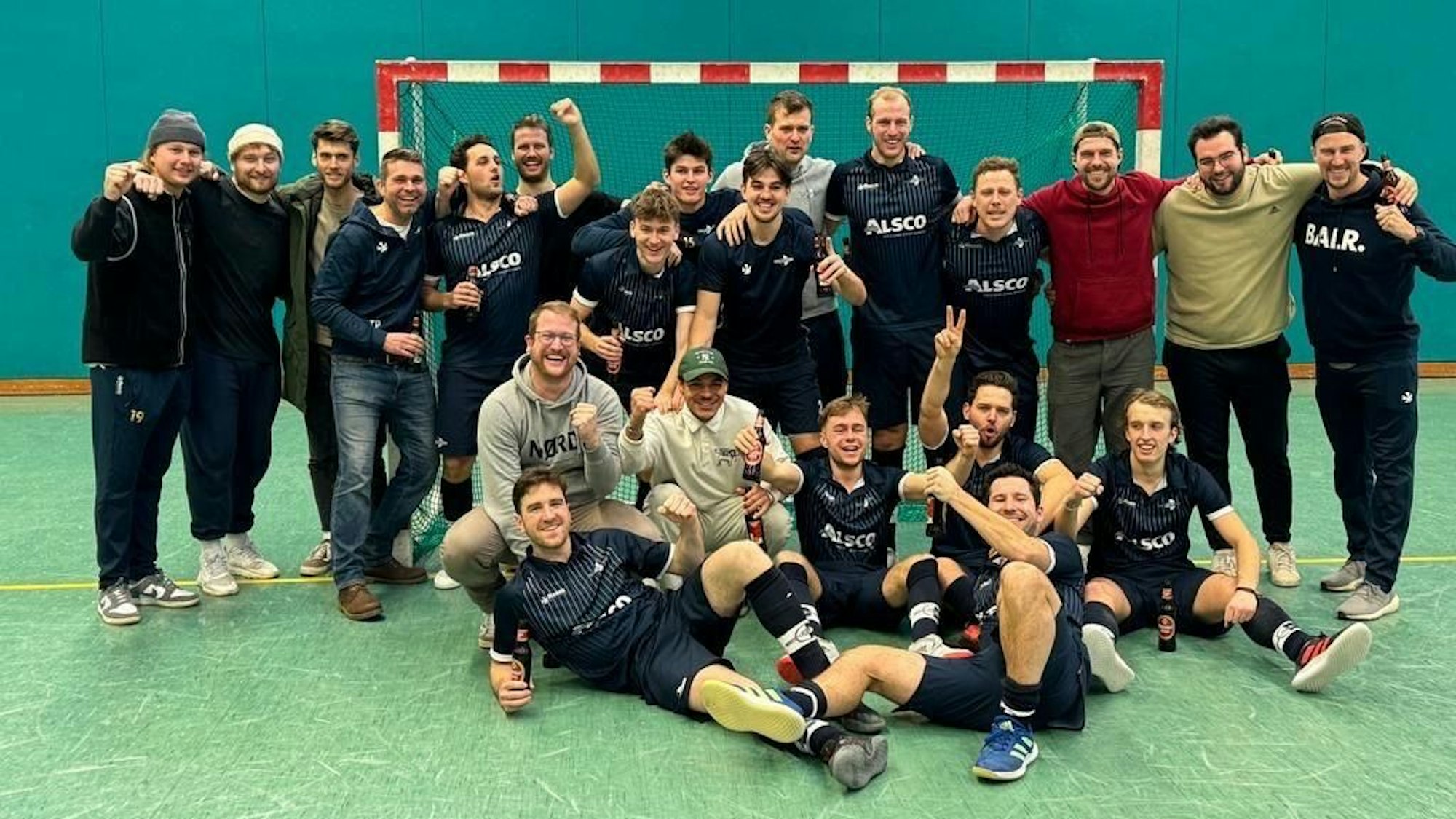 BW Köln jubelt über den Klassenerhalt.