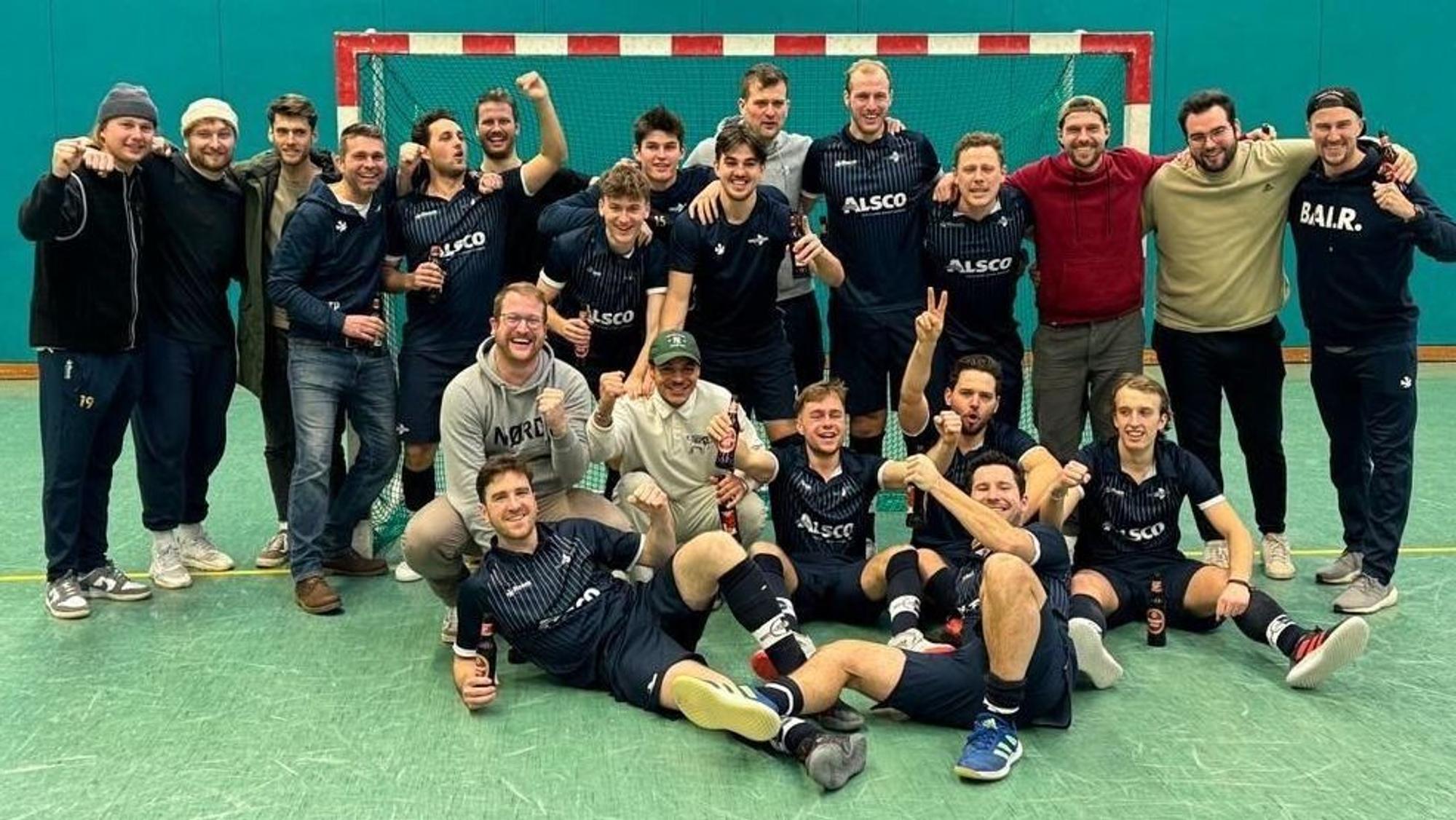 BW Köln bejubelt den Klassenerhalt.