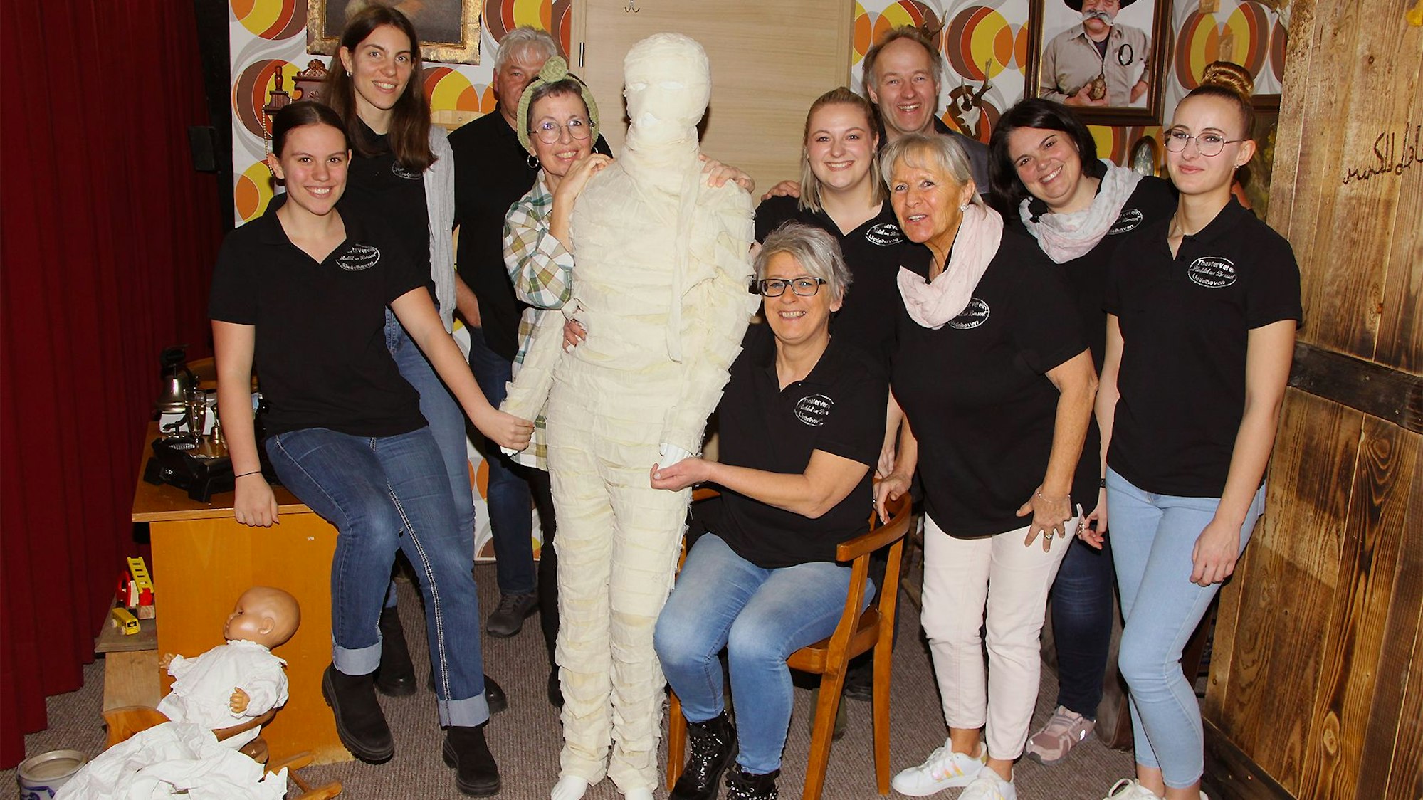 Ensemble-Bild des Uedelhovener Theatervereins „Huddel un Brassel“ samt Mumie.