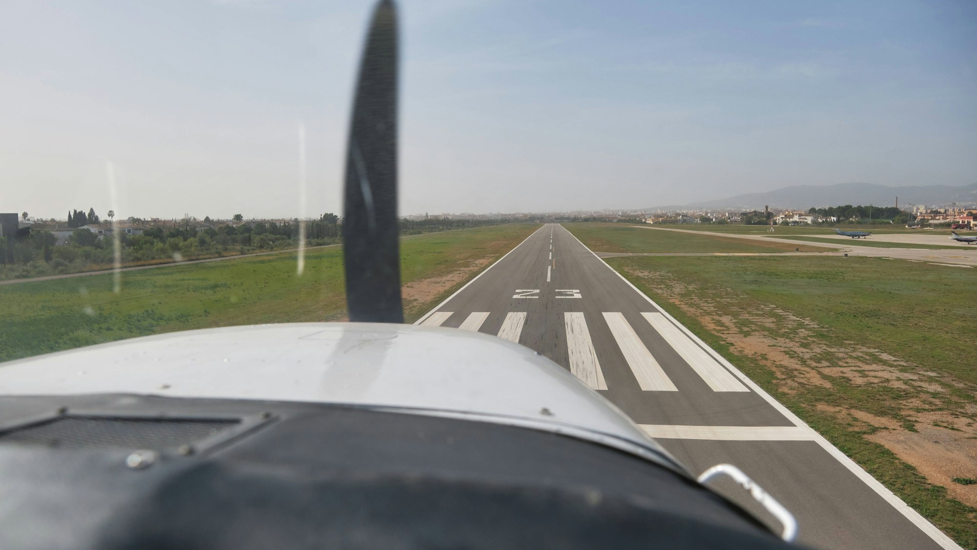 Ein Leichtflugzeug kurz vor der Landung (Symbolbild)