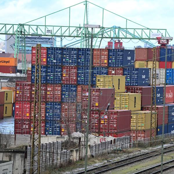 ARCHIV - 03.01.2024, Baden-Württemberg, Stuttgart: Container mit Wirtschaftsgütern stehen aufgestapelt im Hafen in Stuttgart. Die deutsche Wirtschaft steckt im Tief.