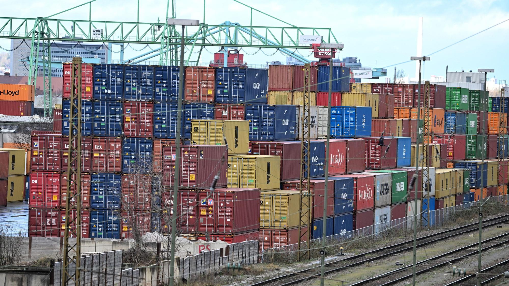 ARCHIV - 03.01.2024, Baden-Württemberg, Stuttgart: Container mit Wirtschaftsgütern stehen aufgestapelt im Hafen in Stuttgart. Die deutsche Wirtschaft steckt im Tief.