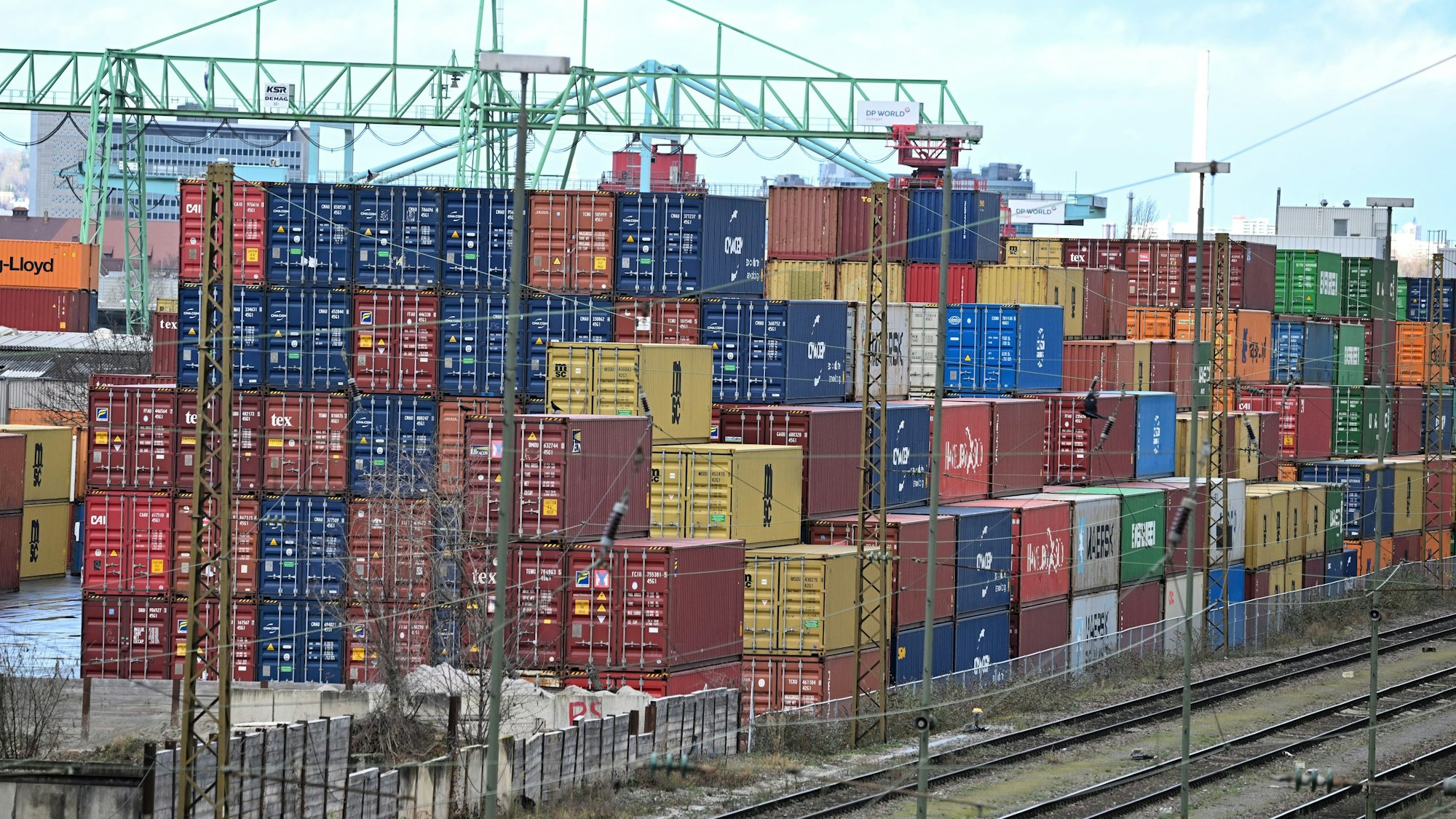 ARCHIV - 03.01.2024, Baden-Württemberg, Stuttgart: Container mit Wirtschaftsgütern stehen aufgestapelt im Hafen in Stuttgart. Die deutsche Wirtschaft steckt im Tief.