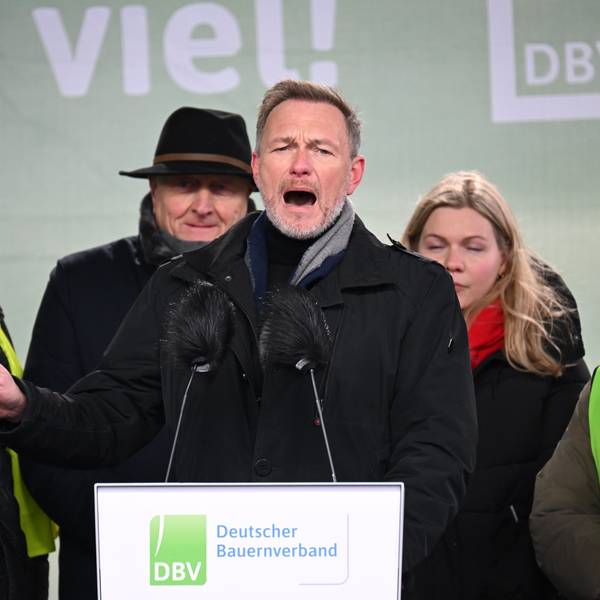 Bundesfinanzminister Christian Lindner (FDP) spricht bei einer Rede während der Bauernproteste in Berlin zu den Demonstrierenden. Lindner attackierte Klimaschutzaktivisten, verteidigte aber die gestrichenen Subventionen für Landwirte.