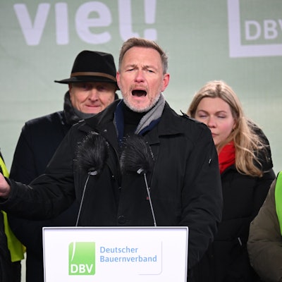 Christian Lindner (FDP), Bundesminister der Finanzen, spricht während einer Protestdemonstration vor dem Brandenburger Tor. Es gab viele Buh-Rufe.