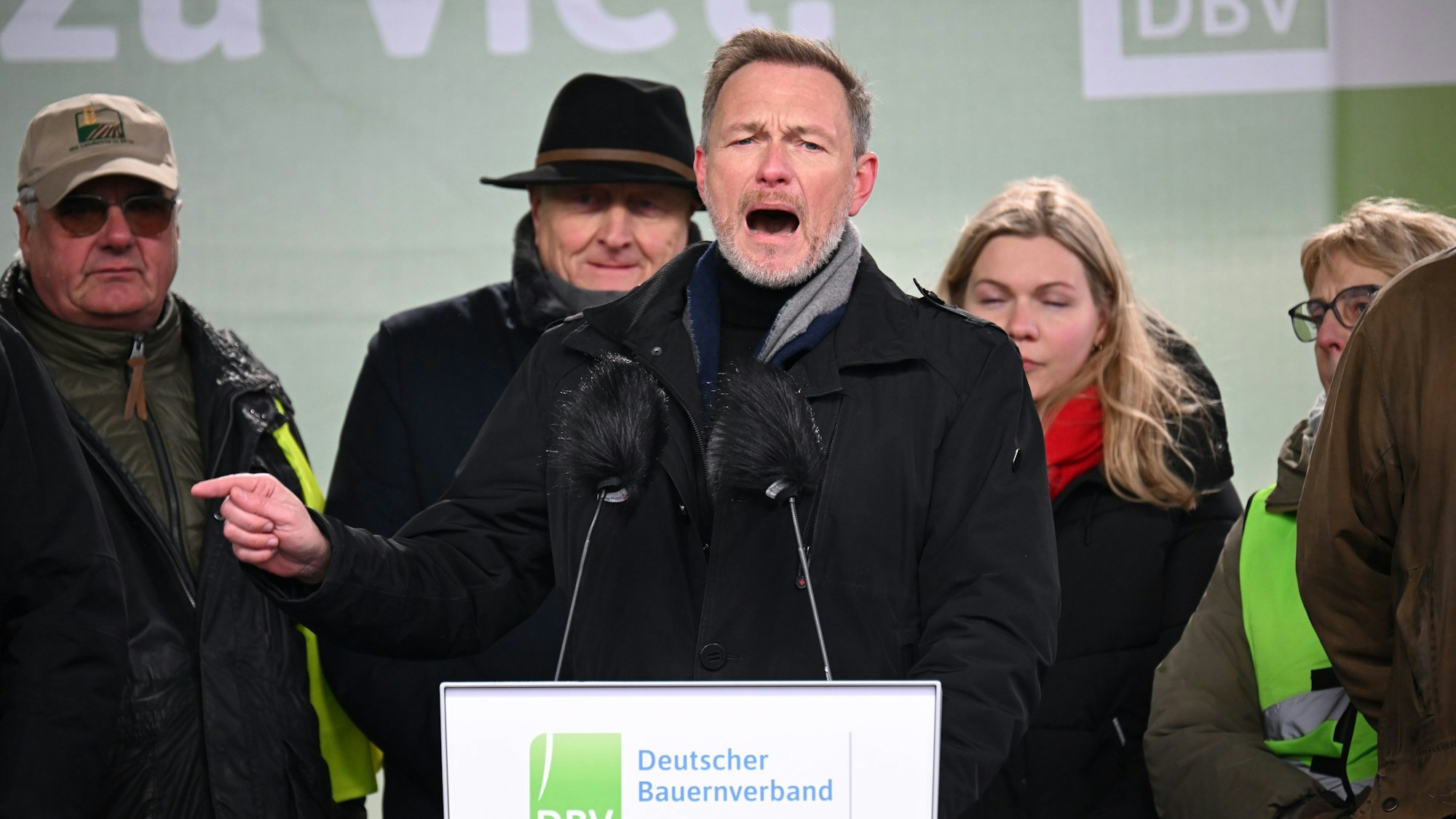 Bundesfinanzminister Christian Lindner (FDP) spricht bei einer Rede während der Bauernproteste in Berlin zu den Demonstrierenden. Lindner attackierte Klimaschutzaktivisten, verteidigte aber die gestrichenen Subventionen für Landwirte.