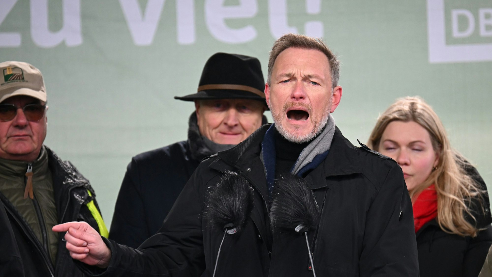 Christian Lindner (FDP), Bundesminister der Finanzen, spricht während einer Protestdemonstration vor dem Brandenburger Tor. Es gab viele Buh-Rufe.