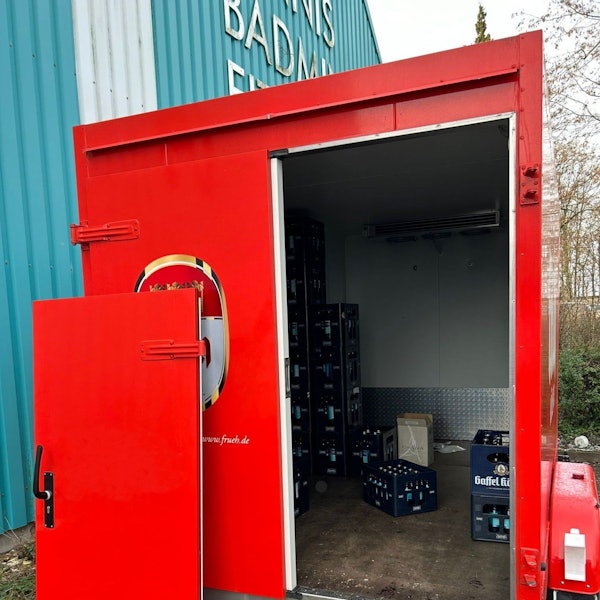 Bei einem roten Kühlwagen wurde die Tür aufgebrochen.