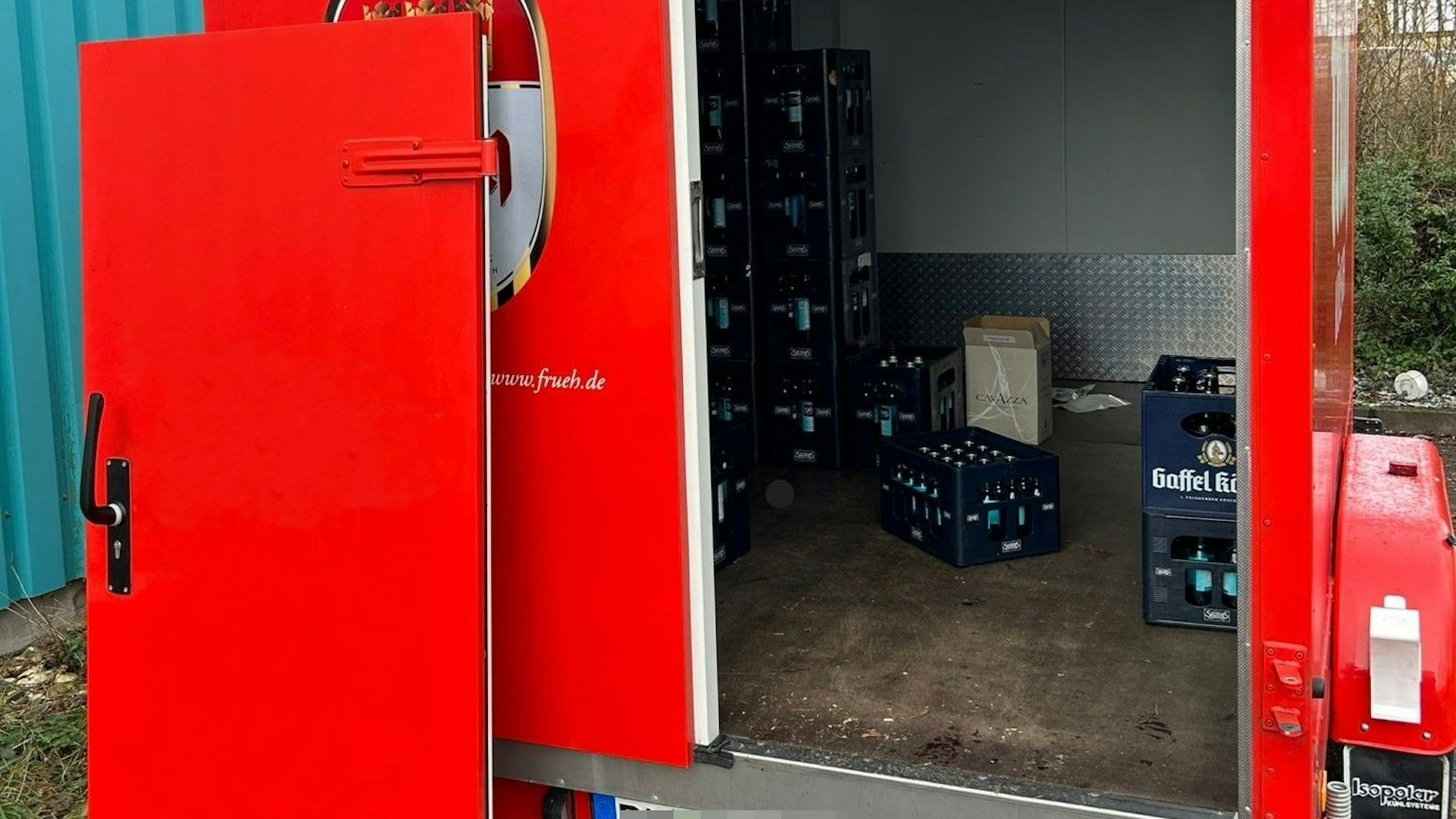 Bei einem roten Kühlwagen wurde die Tür aufgebrochen.