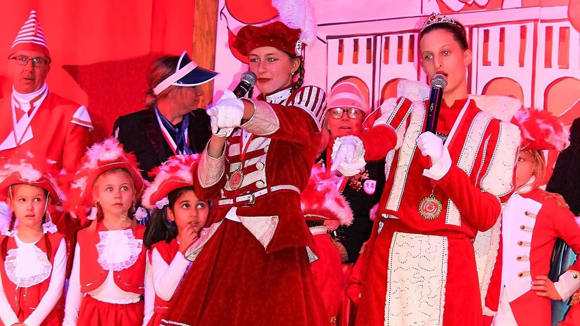 Die Kindertollitäten aus Heimbach singen bei einem Auftritt in Schmidt.