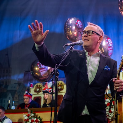 Auf dem Foto ist JP Weber bei der Jubiläumsprunksitzung der KG UHU im Theater am Tanzbrunnen zu sehen.