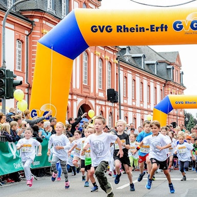 Kinder laufen bei einem Wettbewerb durch Pulheim.