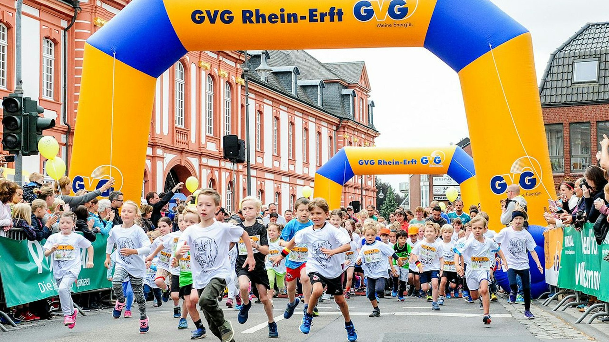 Kinder laufen bei einem Wettbewerb durch Pulheim.