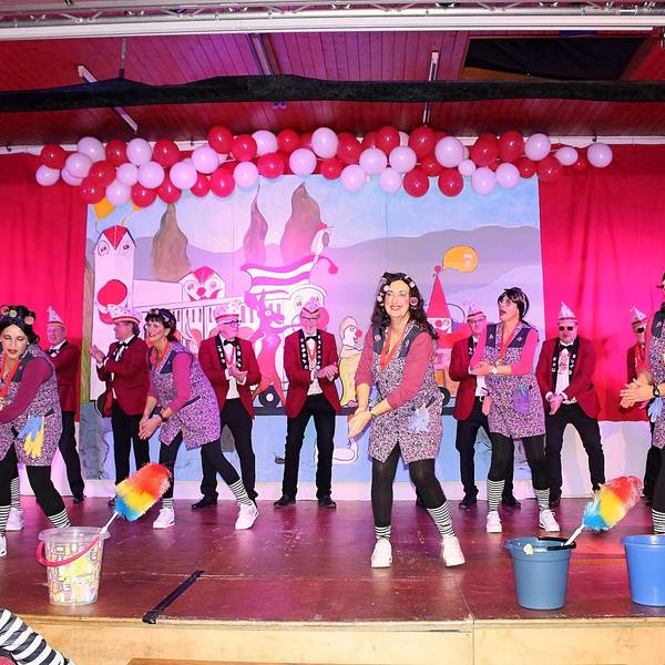 Auftritt der Tanzgruppe Silvergirls bei einer Karnevalssitung in Schmidt.